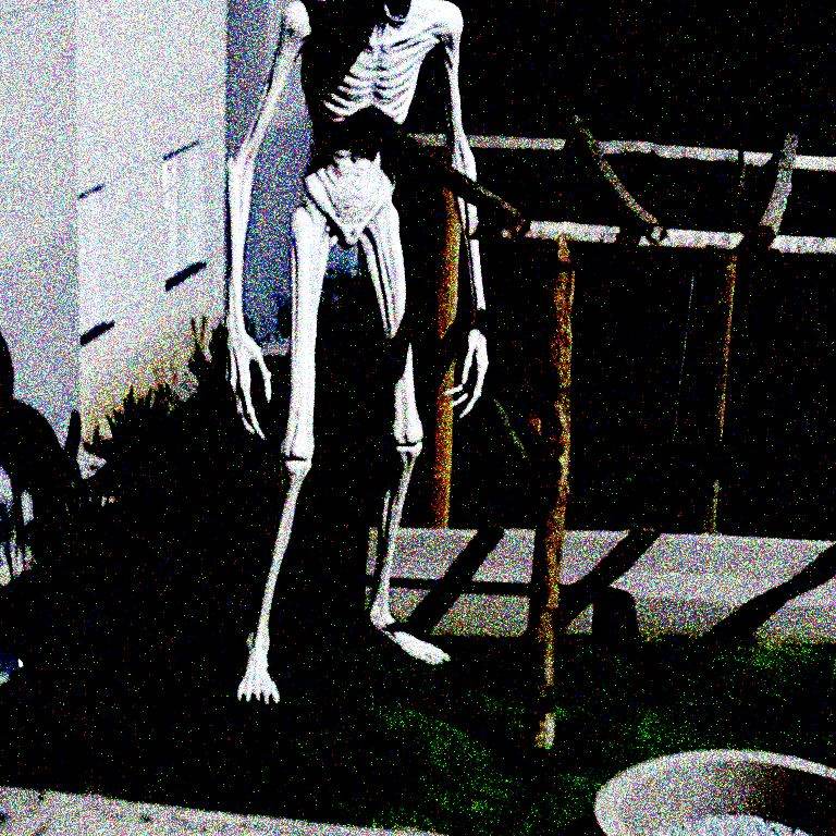 Tem algo estranho lá fora