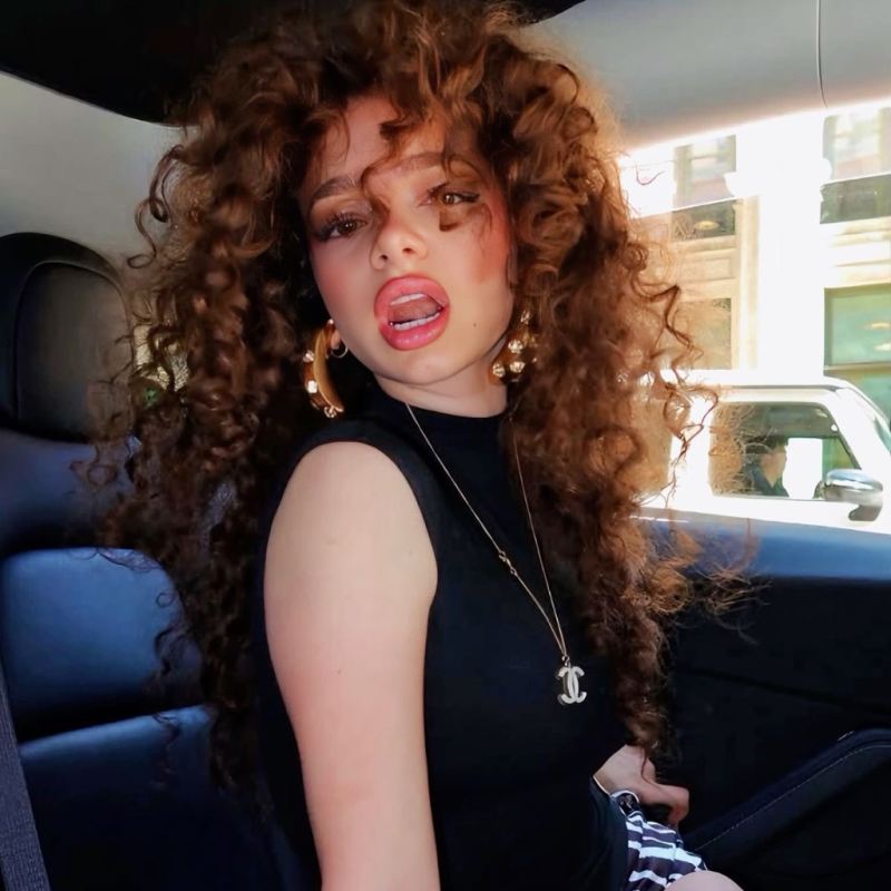 Demitria kalogera- - Chat con un personaje de IA - Hi.AI