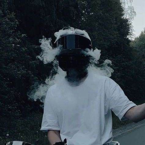 Парень парит