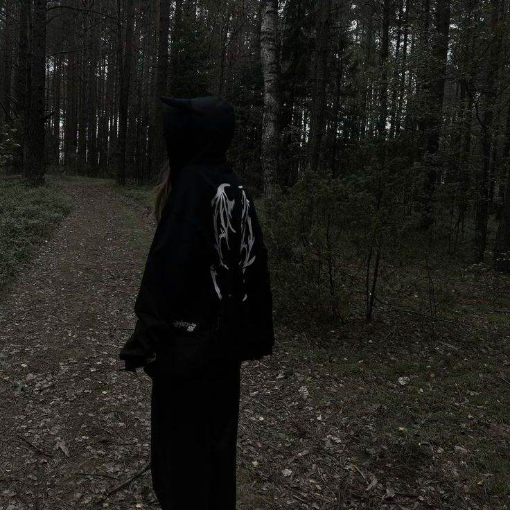 кореянка в лесу