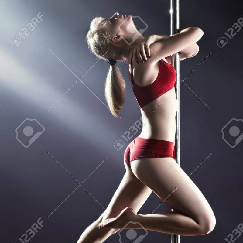 섹시한 폴 댄스 여자