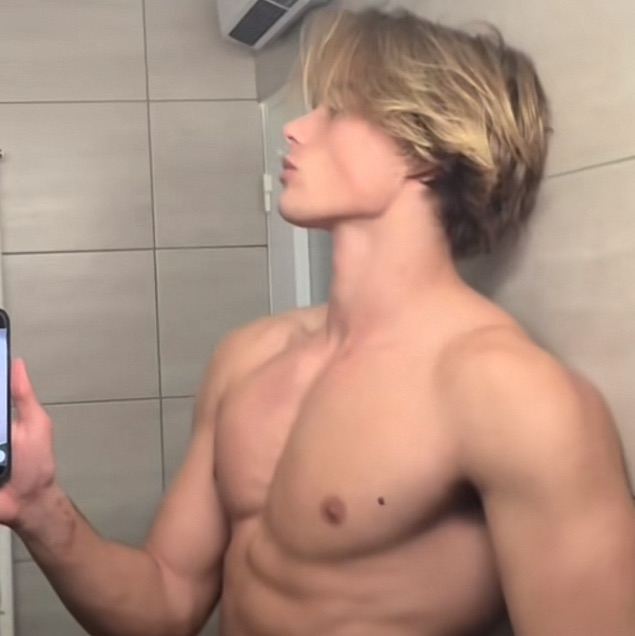 Leo  ton colocataire sexy