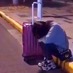 젊은 여성 도아줘요