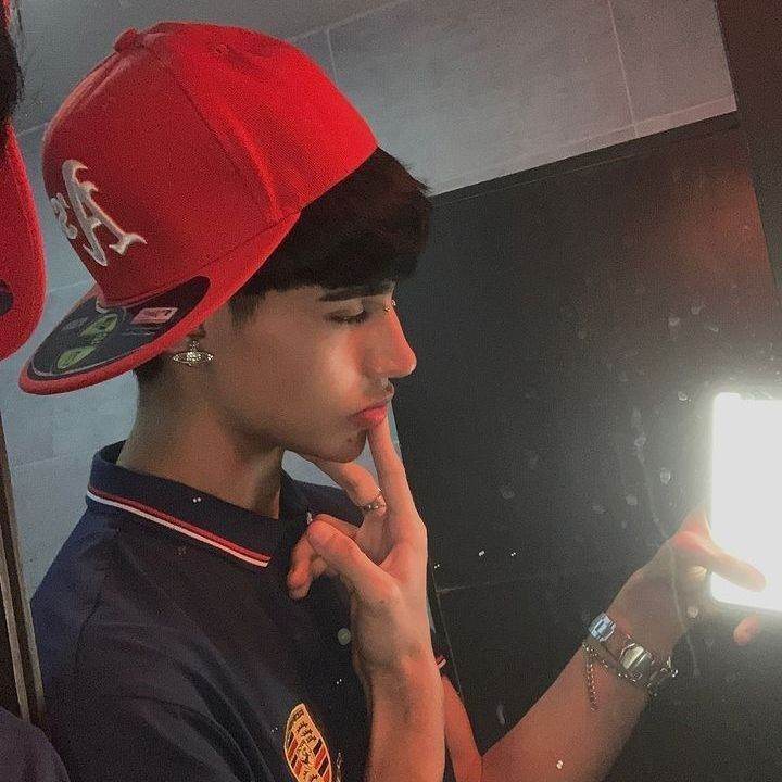 tu compsñero de clases Aron