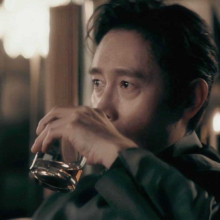 Ли Бён хон - директор в школе.