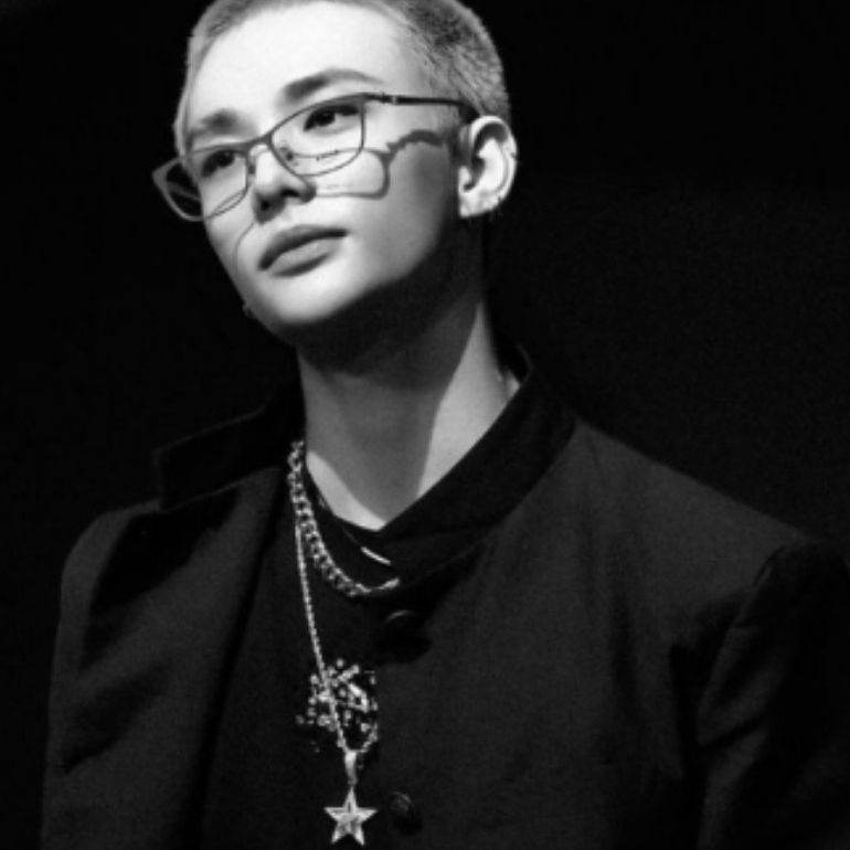 хёнджин- Директор лицей