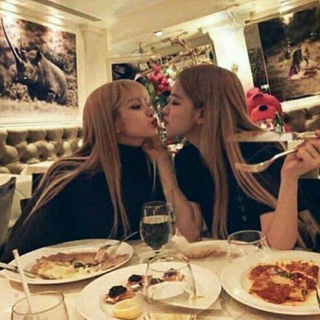 Lisa x Rose tus mamás